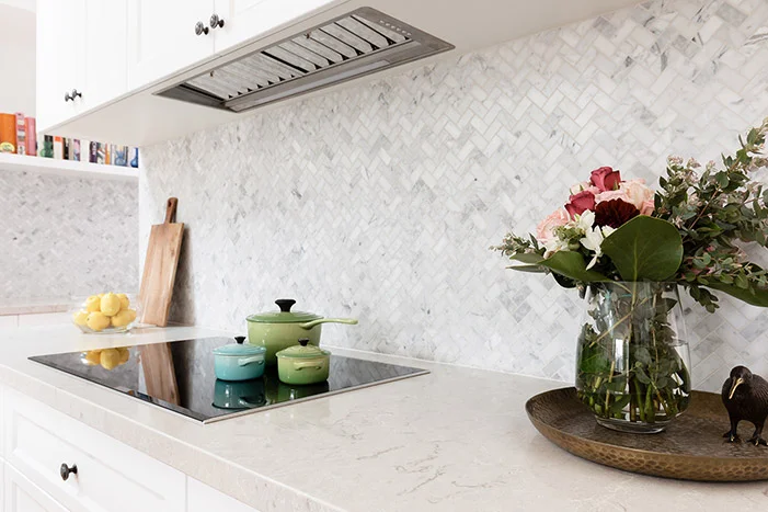 Helle Küche mit Mosaikfliesen