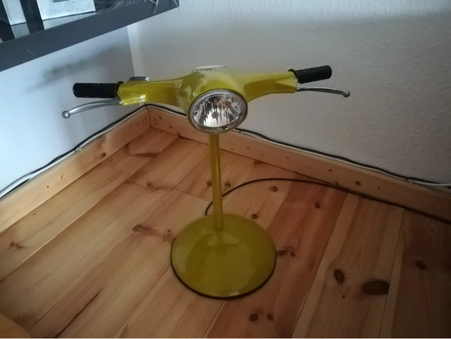 Stehlampe im Design eines Motorrollers