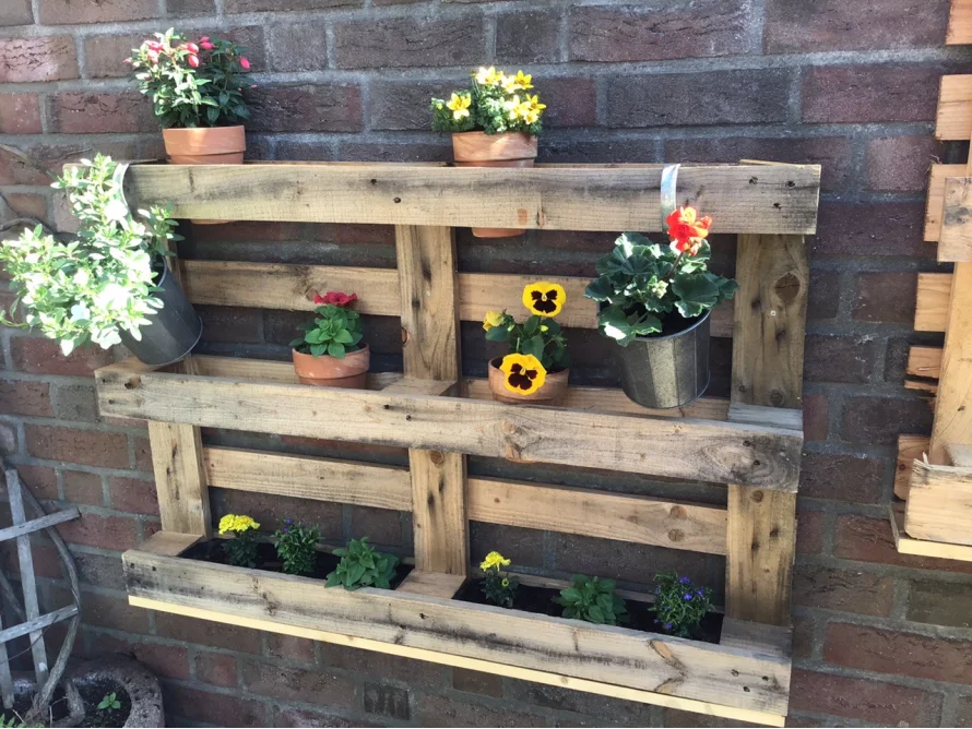 Blumenregal aus Palettenholz