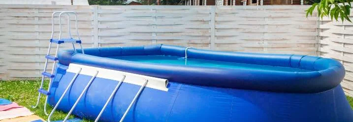 Blauer aufblasbarer Gartenpool mit Leiter