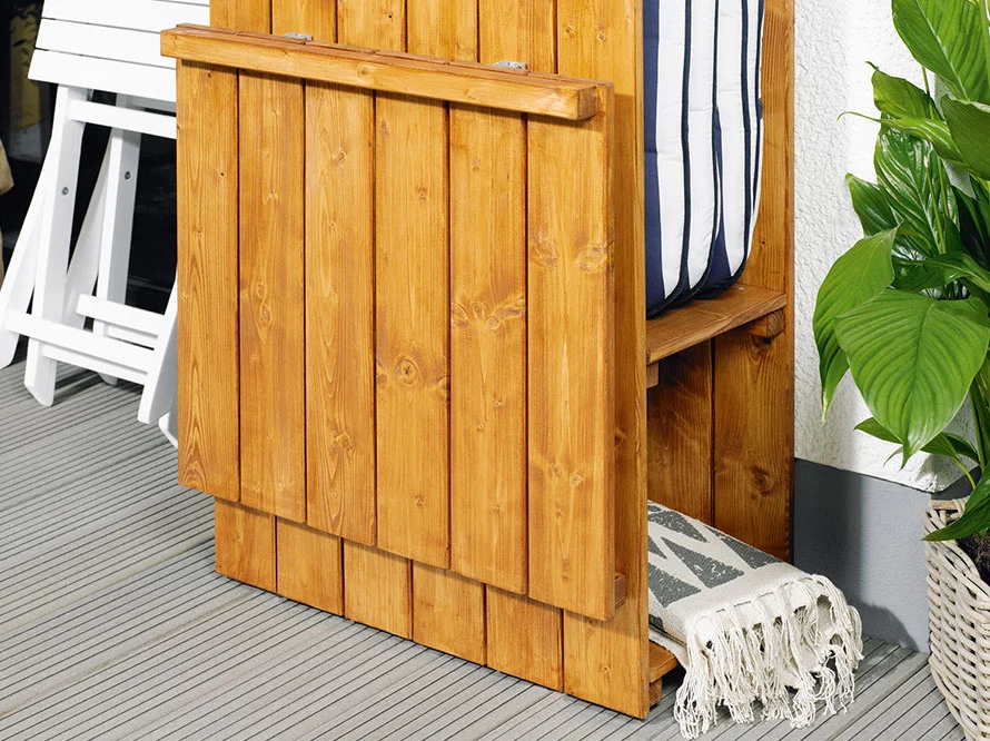 Holzregal mit angebauter Arbeitsplatte