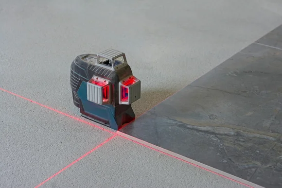 Kreuzlinienlaser auf Fliesen