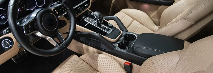 Innenraum eines Autos mit beigen Ledersitzen