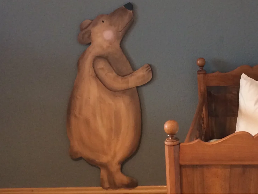 Hölzerner Bär an Zimmerwand