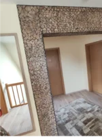 Eingangsbereich mit Steinwand