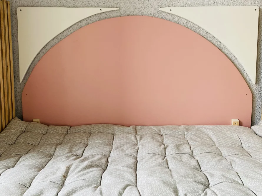 Rosafarbenes Betthaupt an der Wand