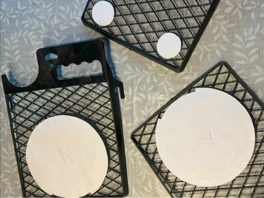 Drei schwarze Gitter mit Kreisen aus Papier