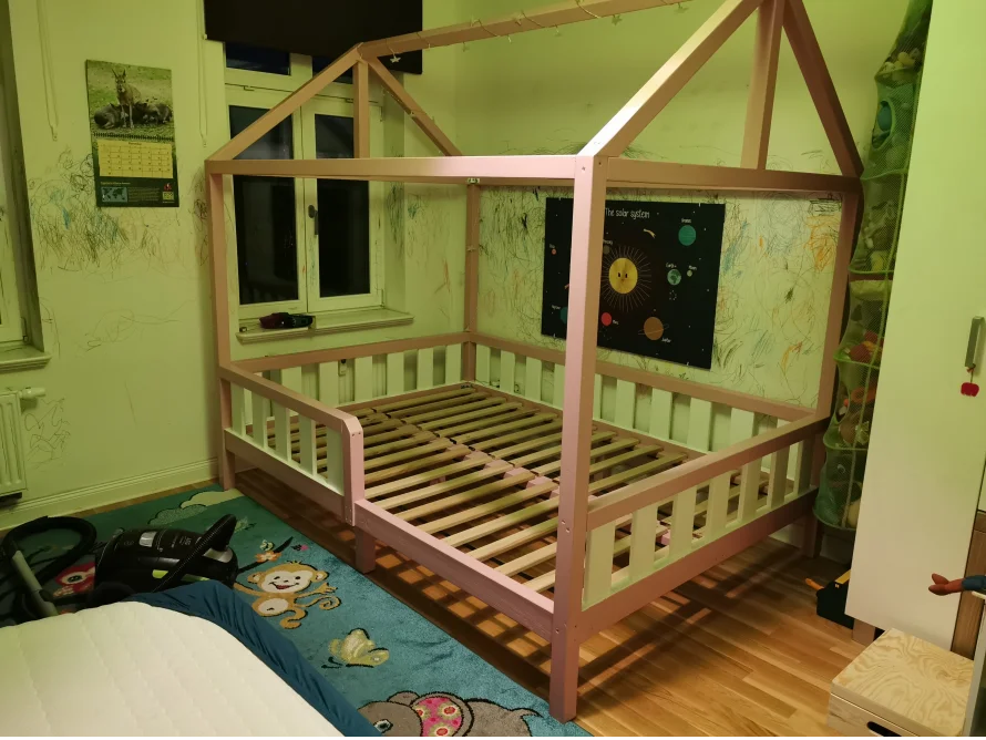 Kinderbett mit Hausrahmen