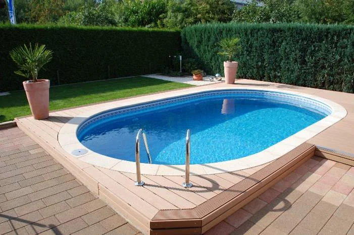 Ovaler Pool mit Holzterrasse