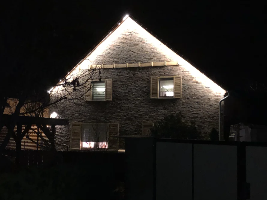 Beleuchtetes Haus in der Nacht