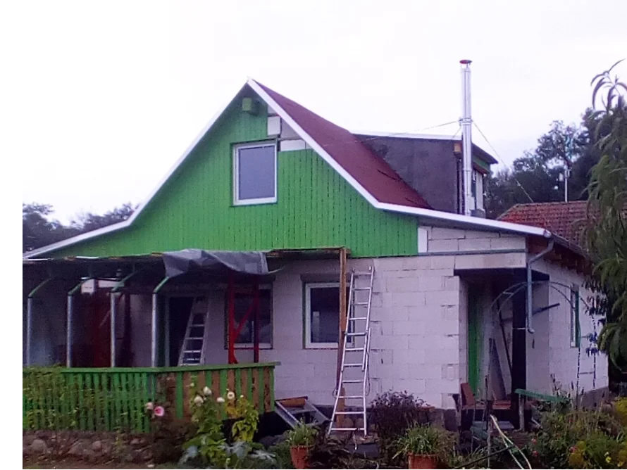 Haus mit grünem Anstrich während der Renovierung.