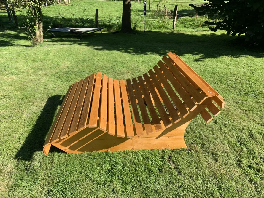 Gartenliege aus Holz