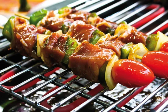 Fleischspieße mit Gemüse auf einem Grill