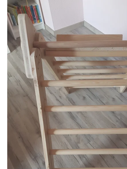 Hölzernes Klettergerüst für Kinder