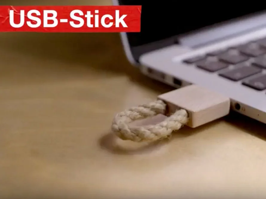 Hölzerner USB-Stick mit Kordel