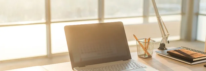 Sonnendurchfluteter Arbeitsplatz mit Laptop