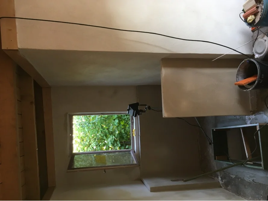 Rohbau eines Raumes mit Fenster