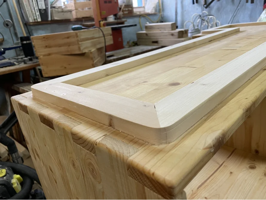 Holzrahmen auf einem Holzgestell