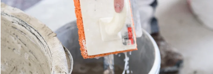 Person reinigt ein Schwammgummi-Reibebrett