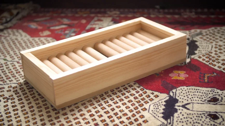 Holzkiste mit Fächern