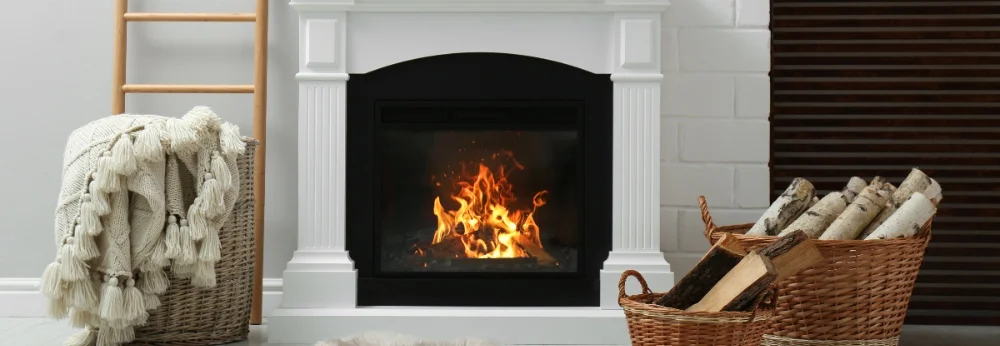 Kamin mit Feuer und Kaminholz