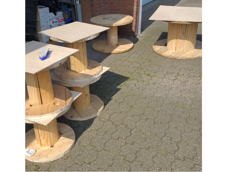 Tische aus Holzspulen