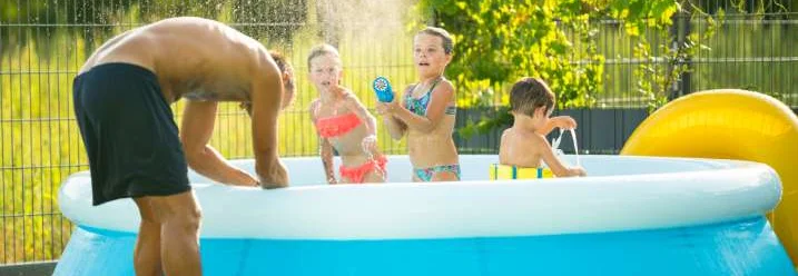 Vier Kinder in einem aufblasbaren Pool