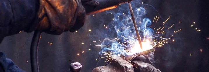 Person schweißt Metall