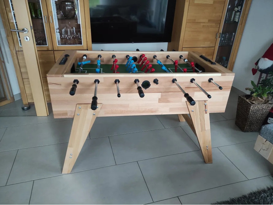 Ein Kickertisch aus hellem Holz