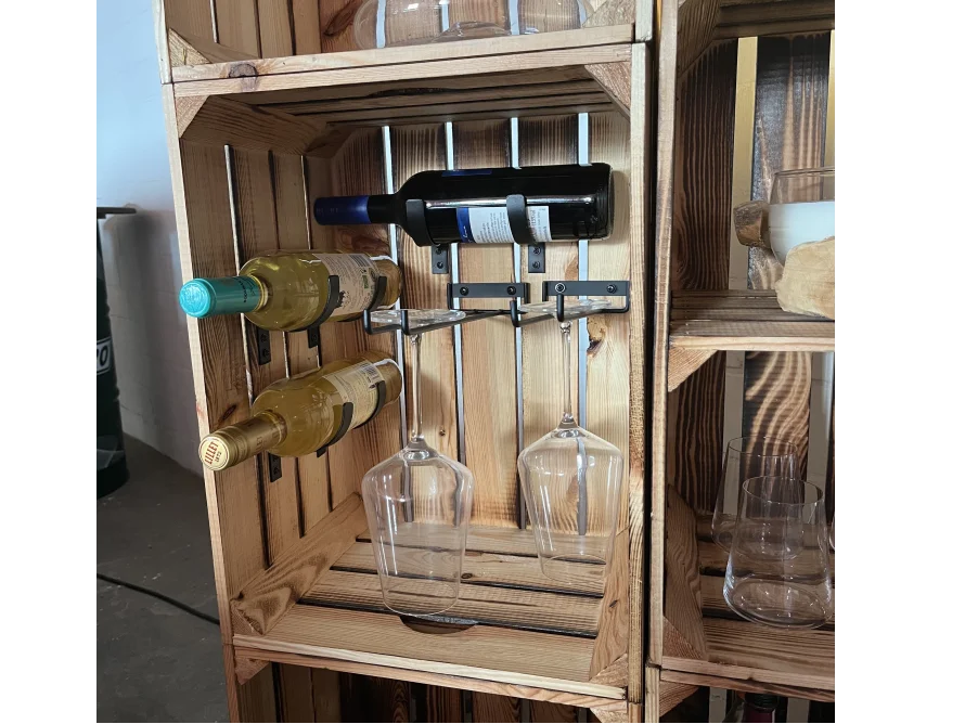 Weinregal aus Holz mit Weinflaschen und -gläsern
