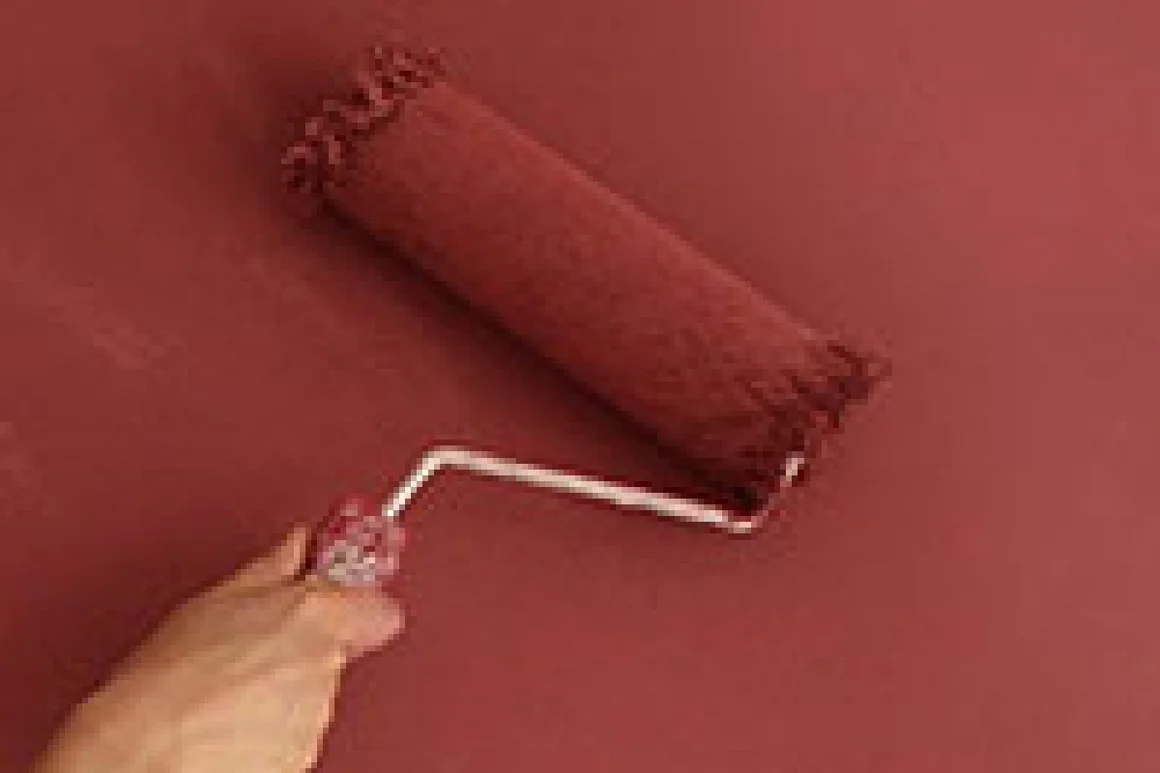 Hand malt Wand rot mit Farbroller
