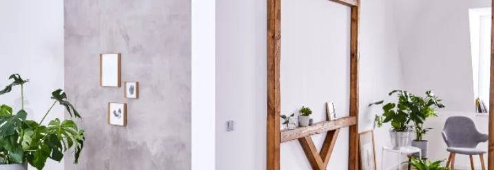 Ein heller Wohnraum mit einer Fake-Fachwerk-Befestigung an der Wand