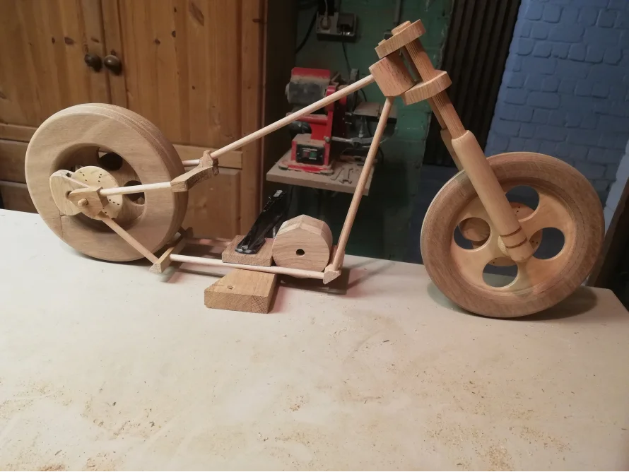 Modell eines Motorrads aus Holz