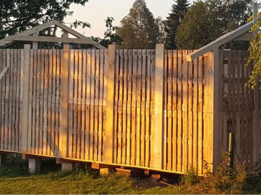 Holzgerüst im Garten