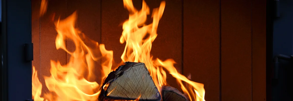 Feuer brennt im Kaminofen