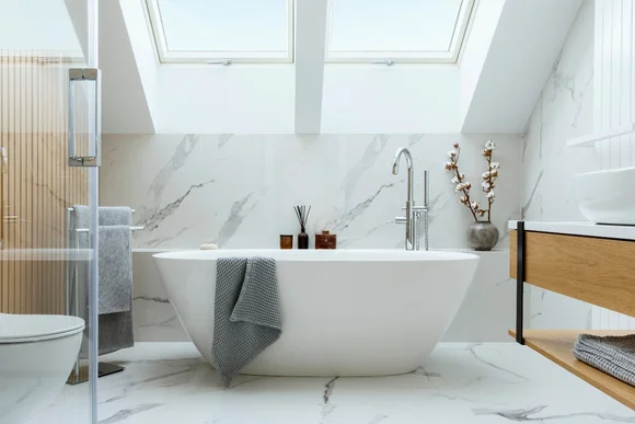 Moderne Badewanne unter Dachfenstern