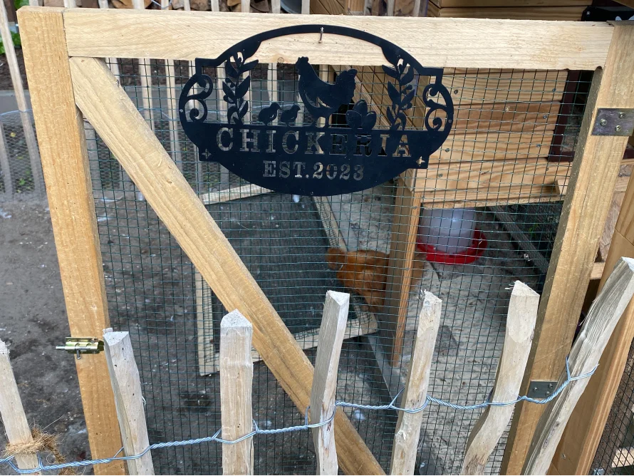 Hühnerstall aus Holz mit Huhn