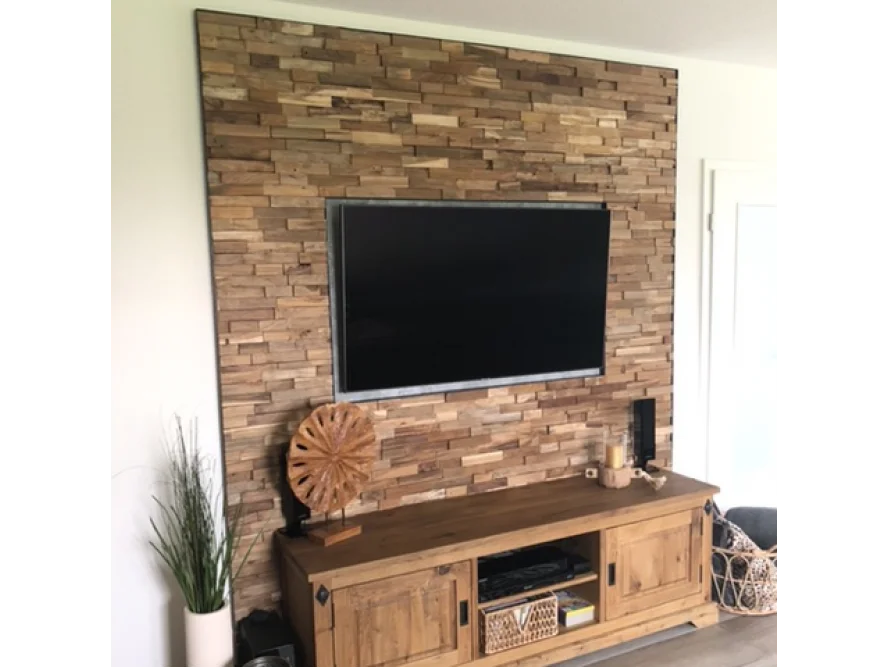 Wohnzimmer mit Holzwand und Fernseher