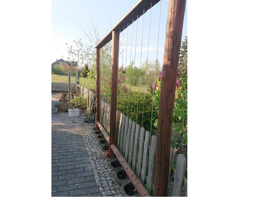Rankgerüst aus Holz im Garten