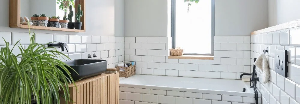 Modernes Badezimmer mit weißen Fliesen