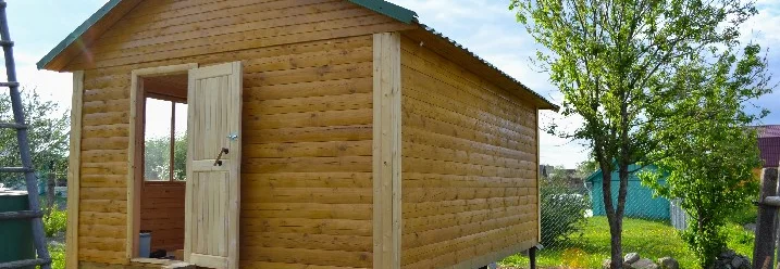 Saune aus Holz im Bau im Garten
