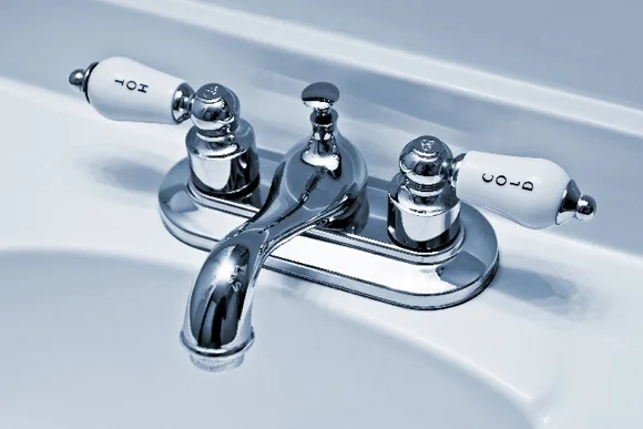 Chrom Wasserhahn mit zwei Drehgriffen