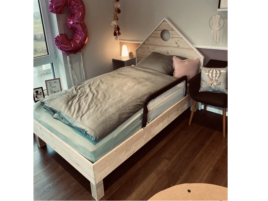 Kinderbett aus hellem Holz