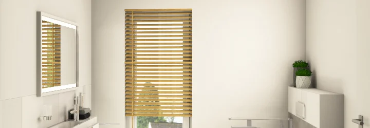 Helles Badezimmer mit barrierefreier Toilette