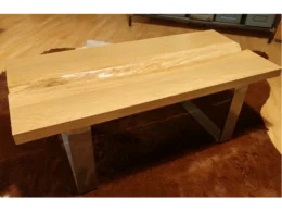 Couchtisch aus Holz mit Metallbeinen