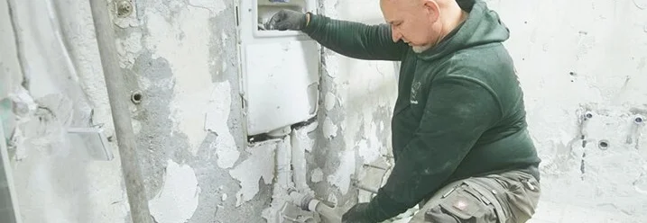 Person entfernt Toilette im Badezimmer
