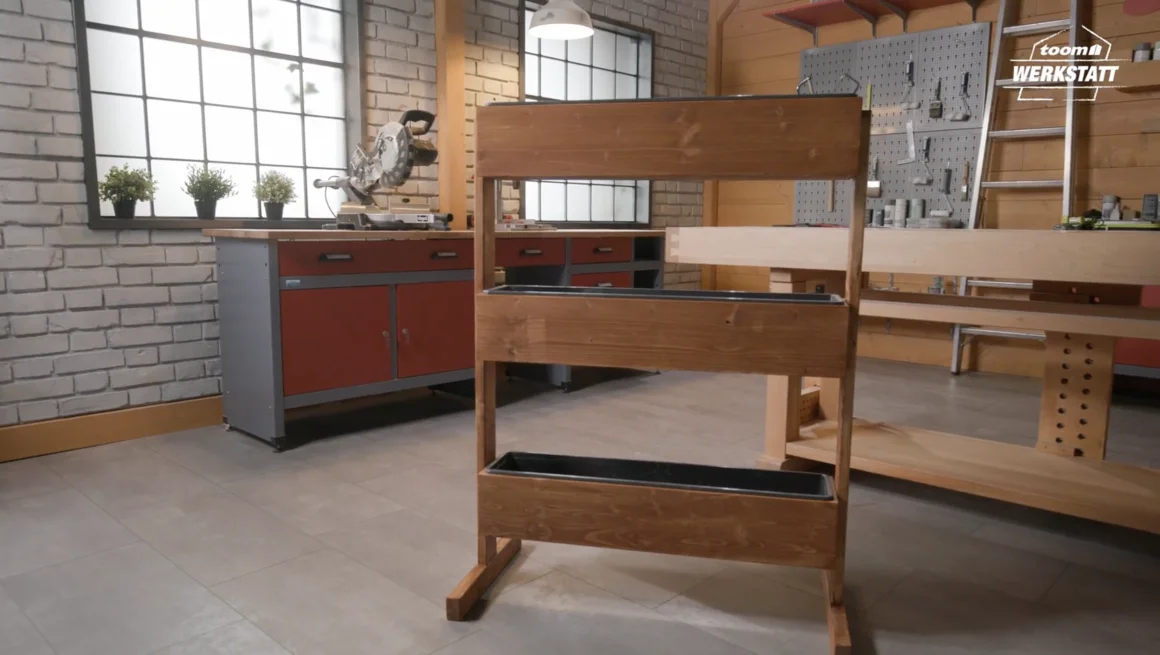 Dreistöckiges Kräuterregal aus Holz