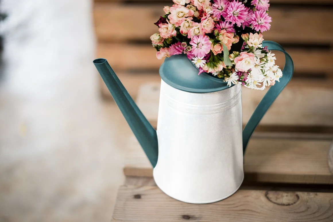 Gießkanne mit Blumenstrauß
