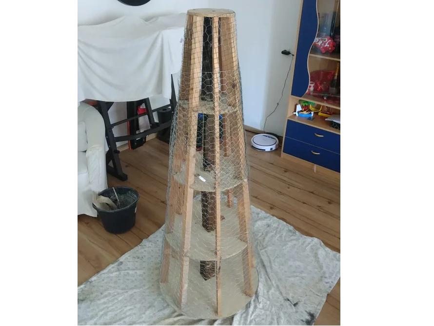 Kegelförmiges Holzgerüst mit Drahtgeflecht