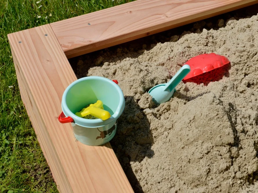 Sandkasten mit Spielsachen